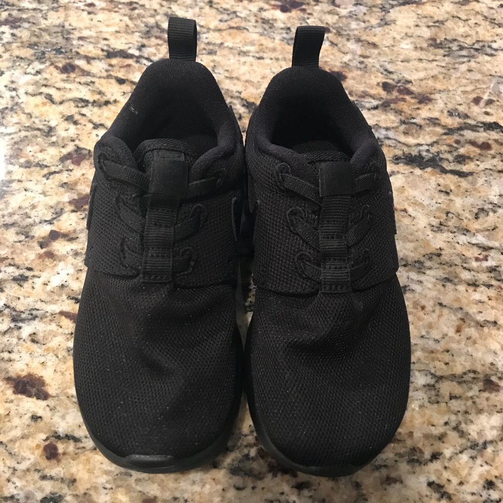 Nike Roche One Black shoes - Toddler Size 10